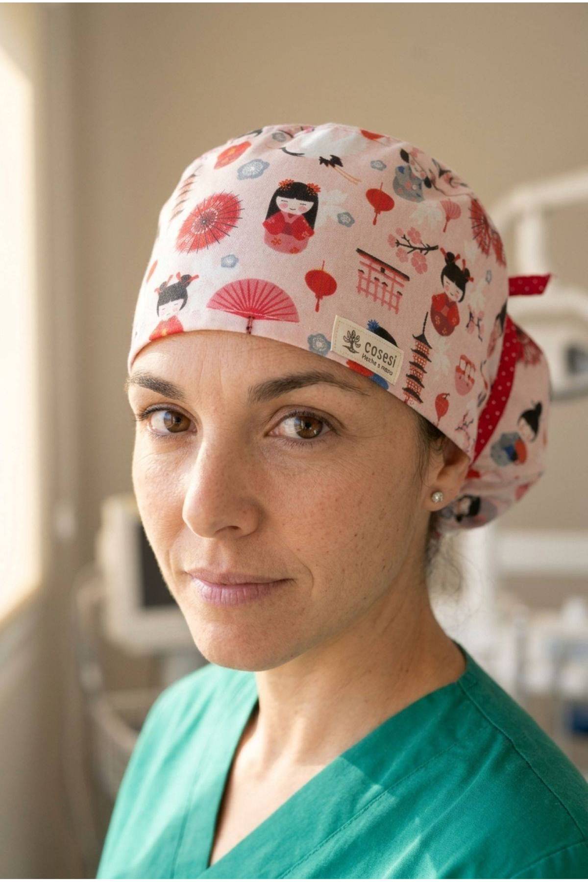 Gorro de quirófano para mujer pelo largo con estampado japonés rosa y lazo rojo Cosesi